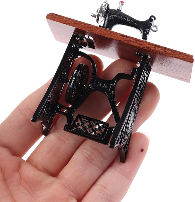 Dollhouse Miniature Vintage Sewing Machine Furniture Exquisite Tailor Themed Decor Accessories for Doll House Scene Layout DIY Mini Craft Ornament Creative Photo Prop 1:12 Scale