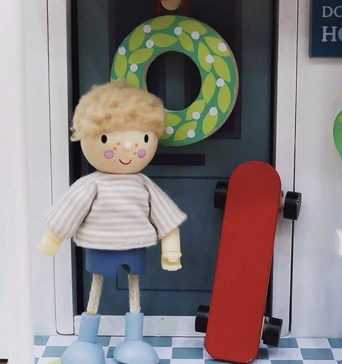 Tender Leaf Toys - The Goodwood Family - Wooden Miniatures Flexible Doll, Multicultural Action Figure for Dollhouse - Encourage Creative and Imaginative Fun Play for Children - Age 3+