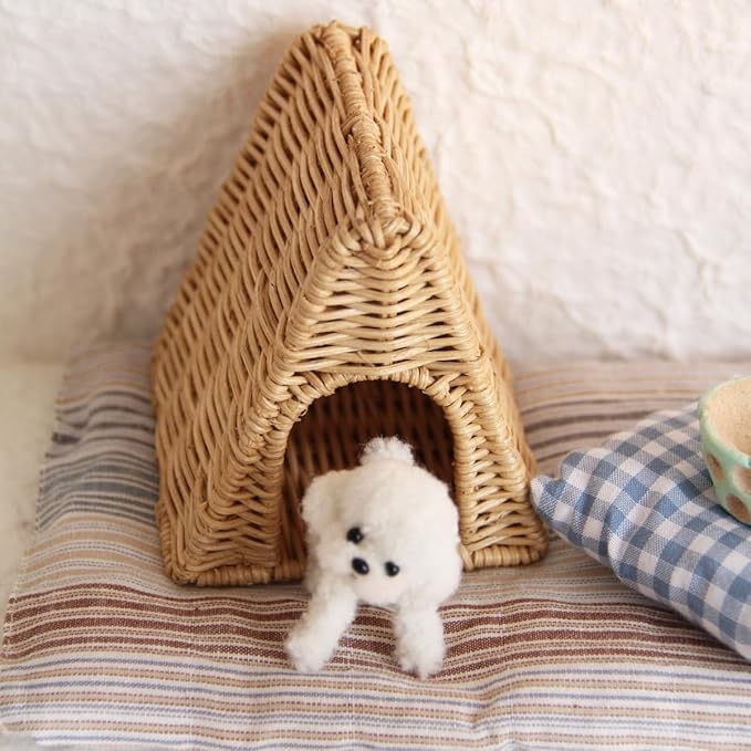 1:12 Scale Mini Rattan Dog Bed for Dollhouse Handmade Wicker Pet Bed, Cute Miniature Dog House Accessories for Doll House Decoration,Dollhouse Furniture Collection (Light) (Triangular Light)