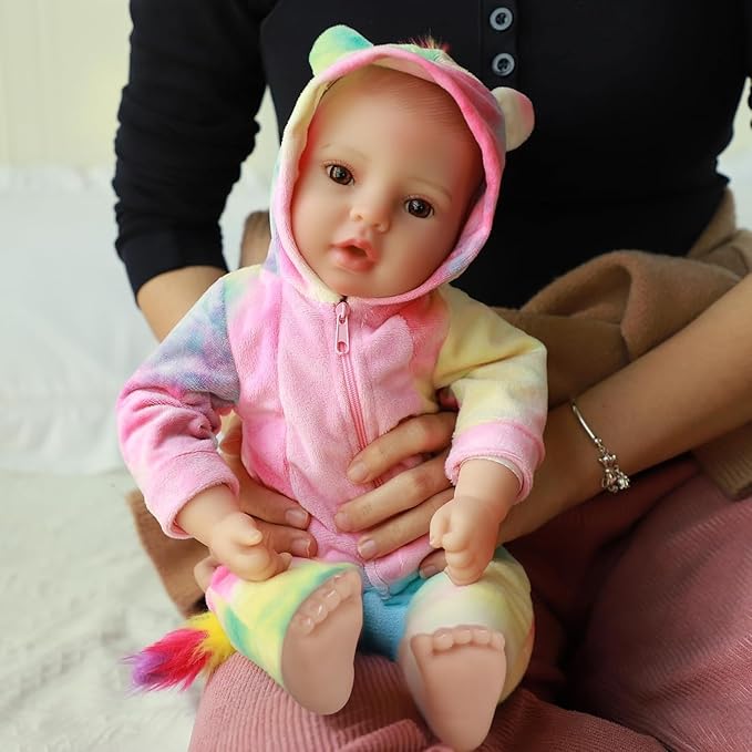 GOAROY Lifelike Baby Dolls Girl, 18 inch Large Realistic Sweet Soft Body Baby Doll Real Life Baby Dolls Girl, with Accessories Gift for Kids Age 3 4 5 6 7 8+