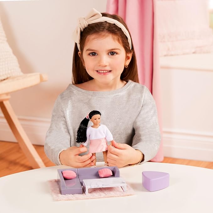 Lori – Yuni's Cozy Sofa Set Mini Doll & Living Room Furniture 6-Inch Doll & Dollhouse Accessories Sofa, Pouffe, Table, Rug, Pillows Play Set for 3+ Years