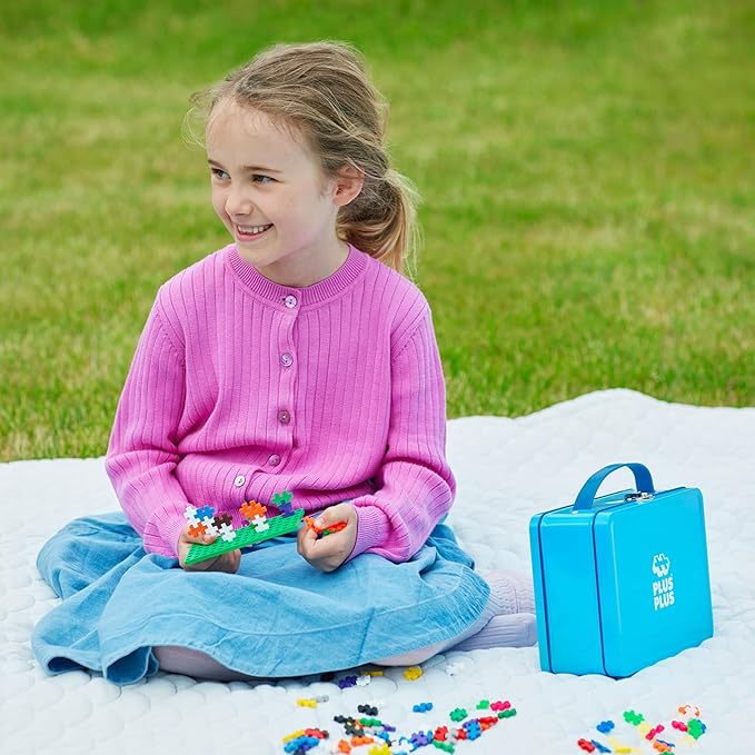 Plus Plus Building Set with Metal Suitcase, 3D Open Ended Stem Toy for Kids, 600 Mini Interlocking Pieces, 2 Green Baseplates