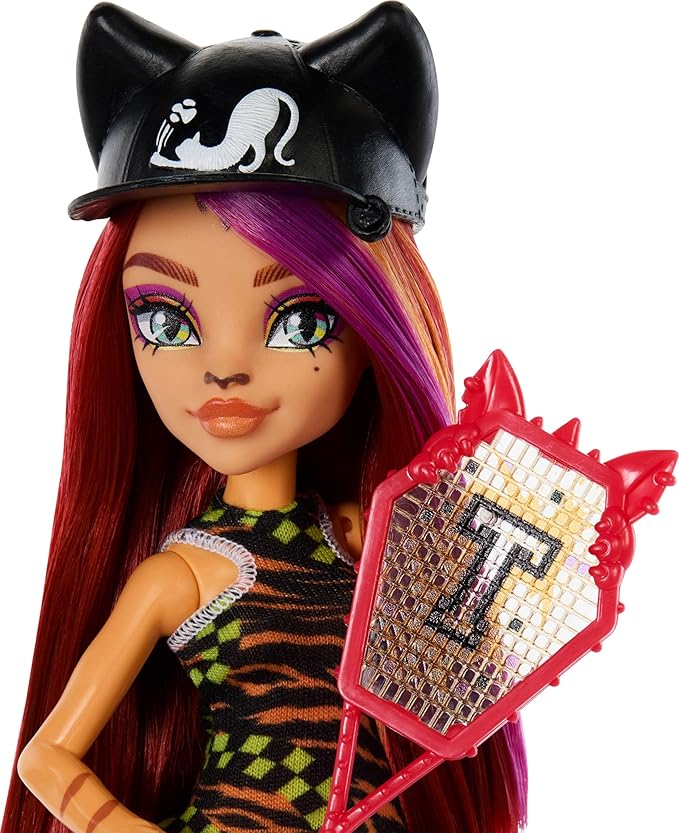Monster High Buried Secrets Dolls and Accessories, Courtside Fang-Out Theme with Mystery Doll and 5 Unboxing Surprises (Characters May Vary)