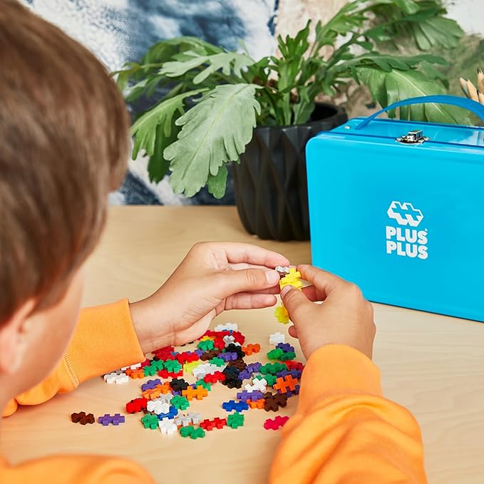 Plus Plus Building Set with Metal Suitcase, 3D Open Ended Stem Toy for Kids, 600 Mini Interlocking Pieces, 2 Green Baseplates