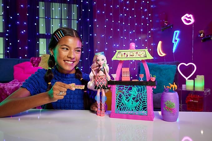 Monster High Doll & Playset, Lagoona Blue Scare-adise Island Snack Shack with Food Accessories & Color-Change Drinks